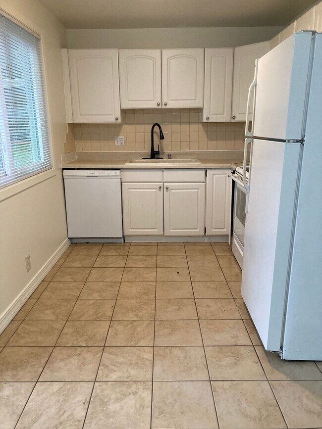 Building Photo - Cozy 4-Bedroom 1.5 Bath Gem with Fenced Ya...
