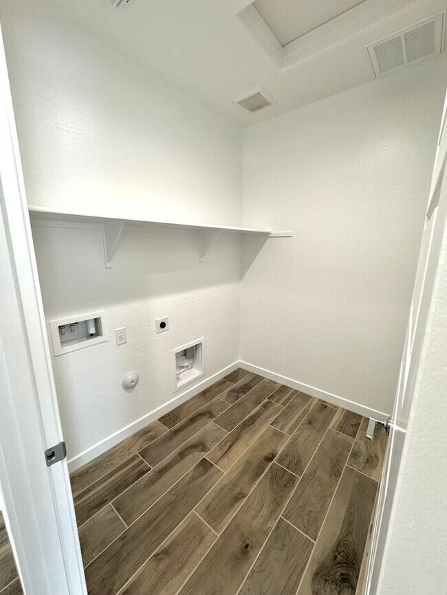 Building Photo - MOVE IN READY! New 5-Bedroom Home in Goody...