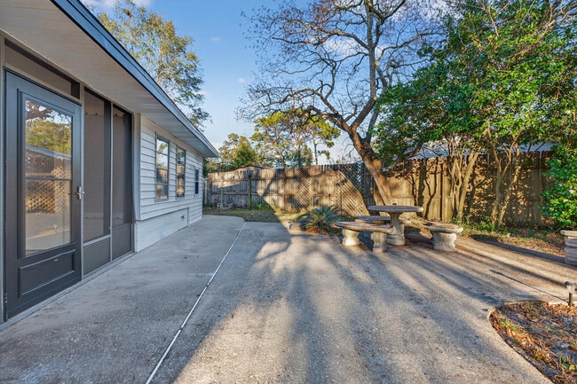 Building Photo - 420 Paradise Rd