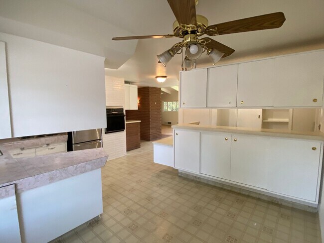 Building Photo - Spacious Visalia home in a well establishe...