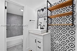 Building Photo - 3301 N Country Club Dr