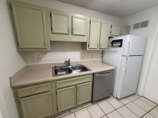 Building Photo - 906 Country Park Dr