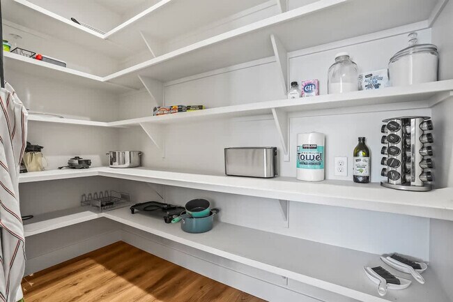 Building Photo - 1013 Yew Wood St