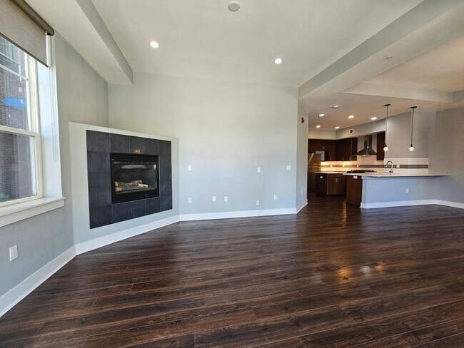 Building Photo - Congress Park High Rise Living! Huge Main Floor 2 Bed 2 Bath