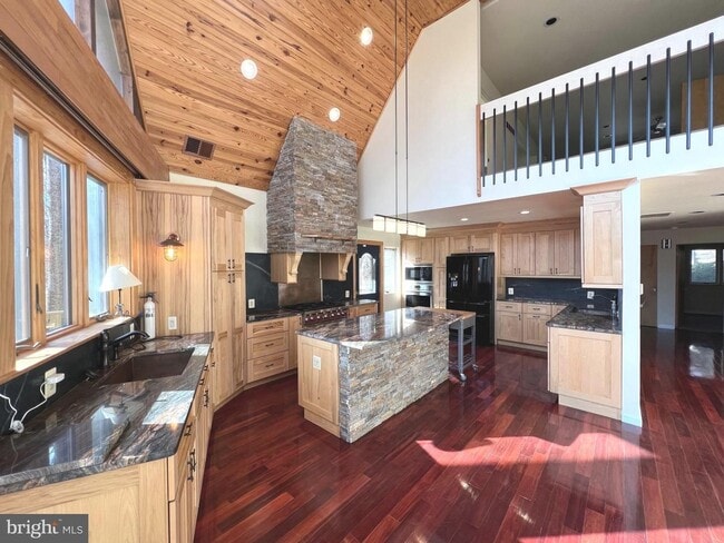 Building Photo - Beautiful 3bd 3bth contemporary A-framed home in the prestigious Eagle's Nest community.