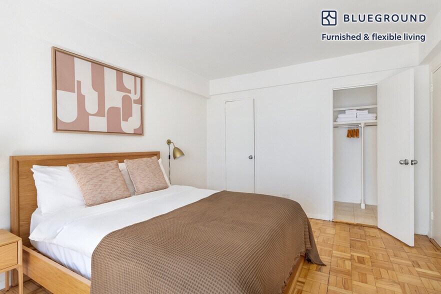 Building Photo - 300 E 51st St