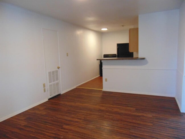 Building Photo - 3407 Quaker Ave