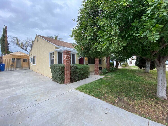 Building Photo - 17535-17537 Baltar Street