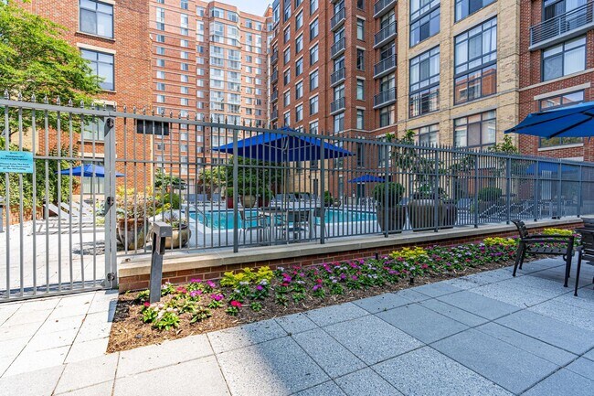Building Photo - Modern Condo in Old Town Alexandria
