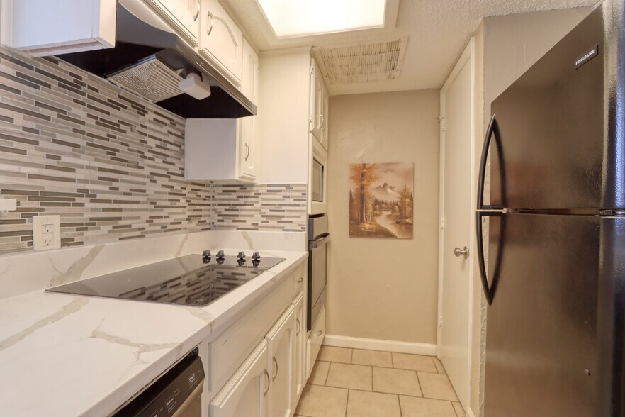 Building Photo - 707 Harbour Town Dr