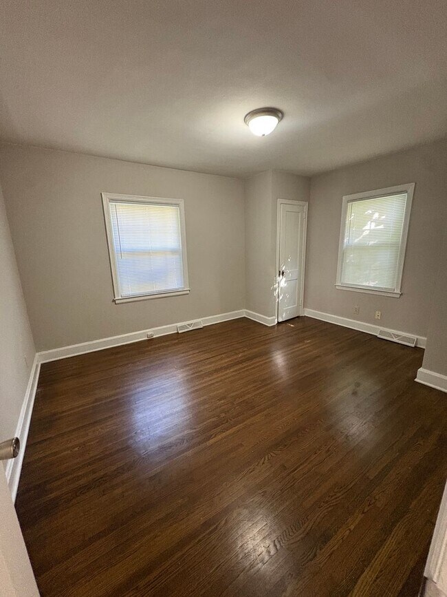 Building Photo - Won't LAST 2 Bedroom 1 bath Home with BONU...