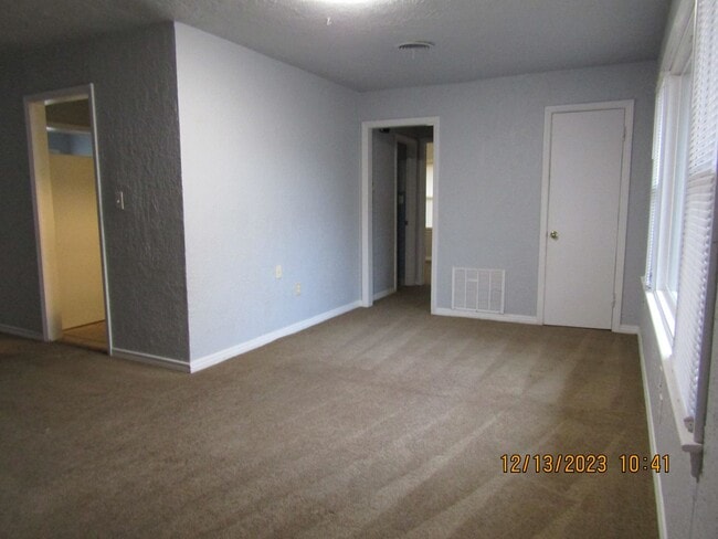 Building Photo - Close to shopping, Comanche hospital and Cameron University