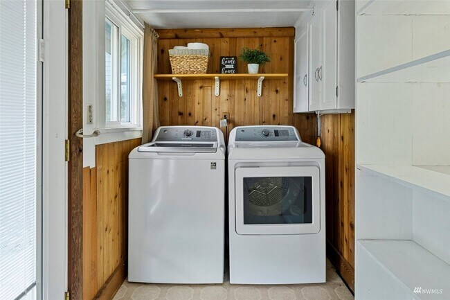 Building Photo - Modern Comfort Meets Vintage Charm – Just Minutes from the Ferry!