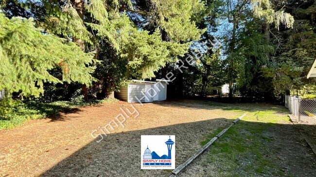 Building Photo - Cute and cozy, newly renovated 3 bedroom tucked inside a charming Tri-plex!