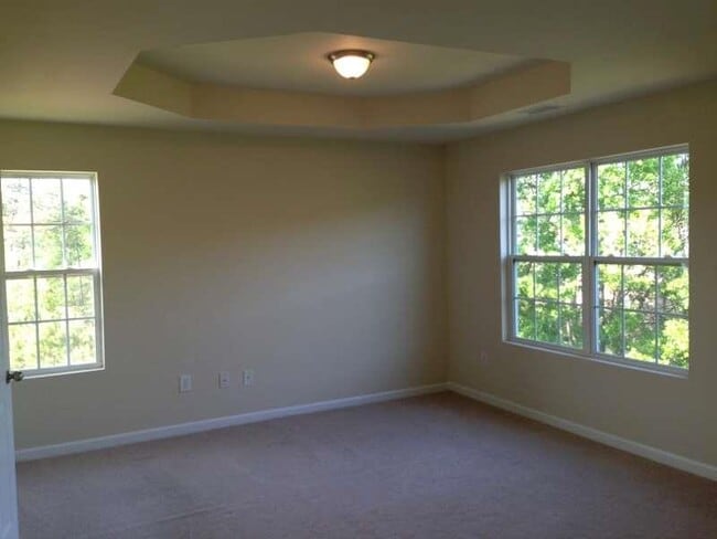 Building Photo - 331 Village Dr