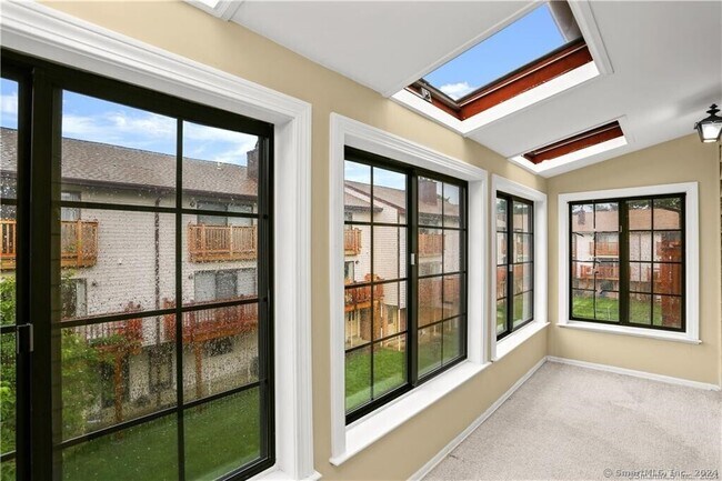 Building Photo - 237 Strawberry Hill Ave