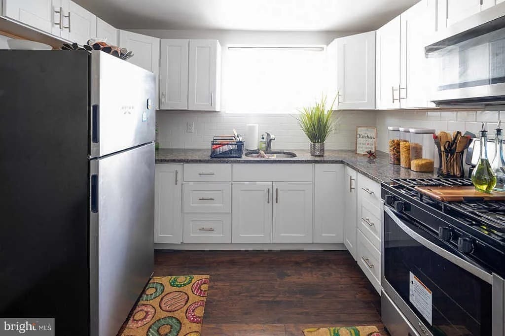 Kitchen - 855 E Locust Ave