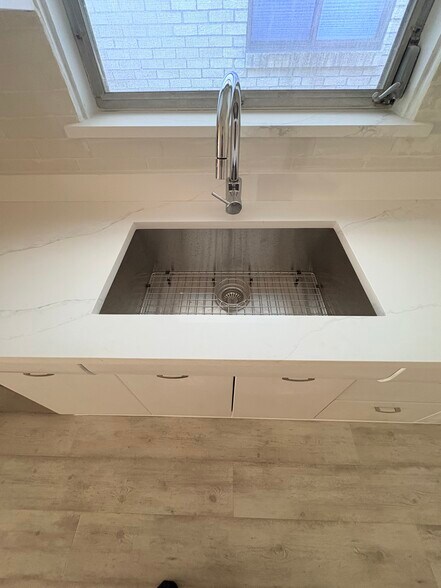 Building Photo - 2736 W Farragut Ave