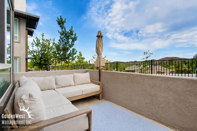 Building Photo - Modern 3Bdm 2.5Ba Unfurnished Town-Home in the Soltaire Community!