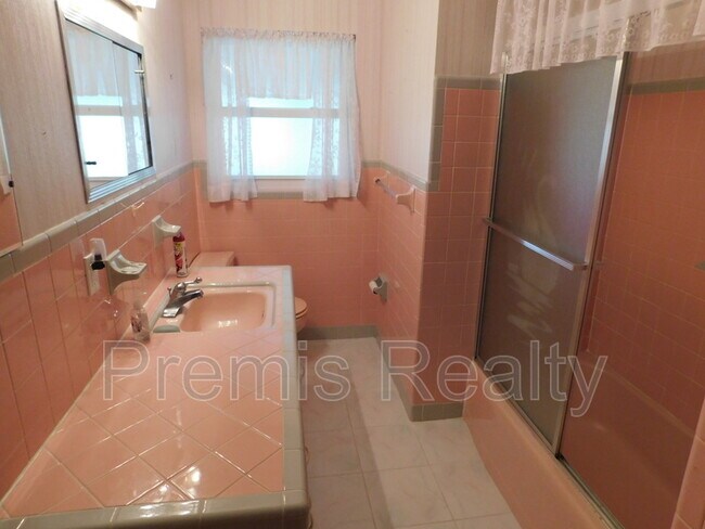 Building Photo - 3563 Floral Dr SE