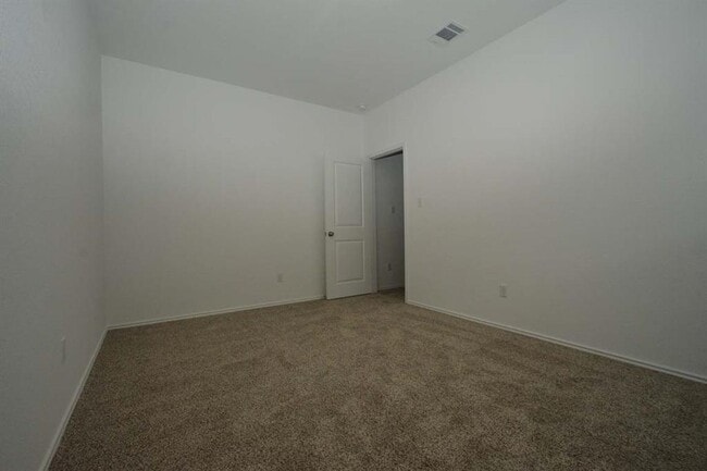 Building Photo - 404 Bass Dr