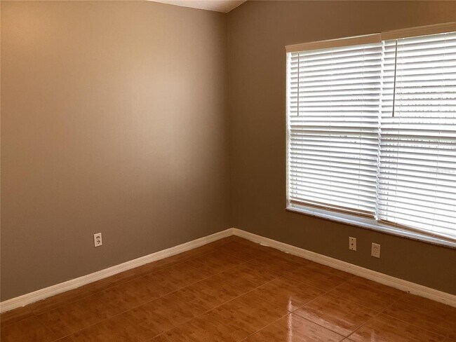 Building Photo - 572 Lancer Oak Dr