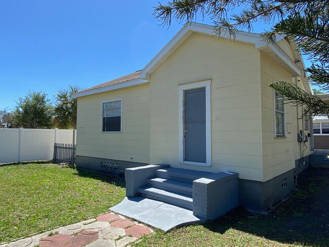 Building Photo - Lovely 3 bedroom in St. Pete