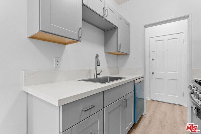 Building Photo - 140 S Camden Dr