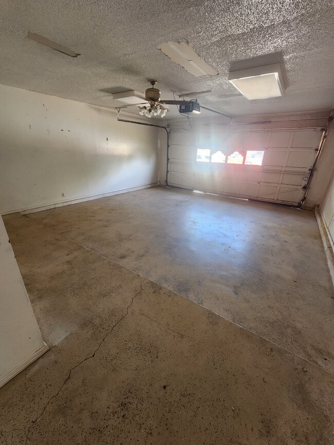 Building Photo - 3 bed 2 bath home, 2 car garage, 2 living areas!