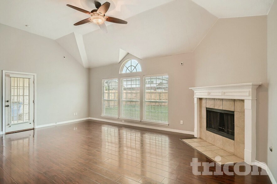 Building Photo - 2710 Hawthorne Dr