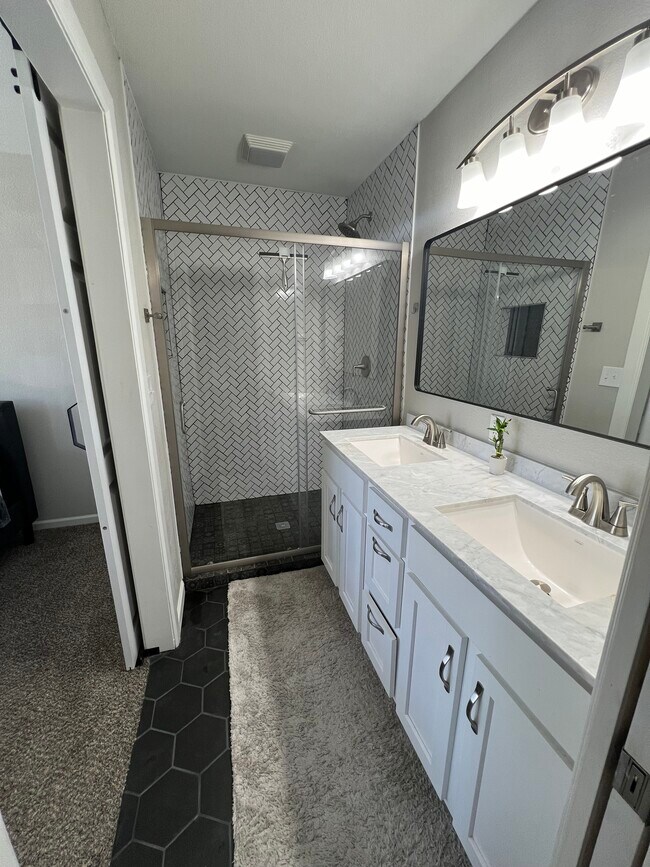 Building Photo - 713 S Lakewood Ave