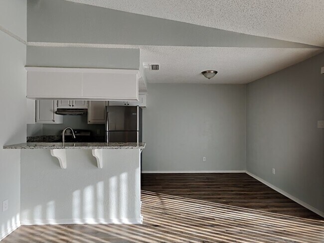 Building Photo - 2312 Suffolk Ln