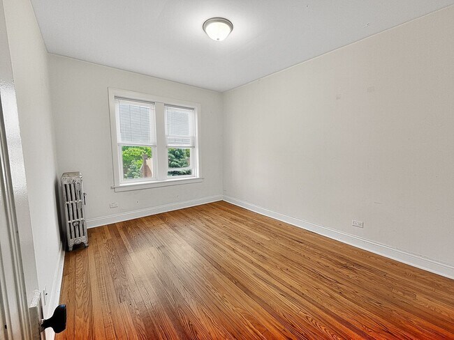 Building Photo - Spacious Renovated Top Floor 2bed/1bath In West Rogers Park