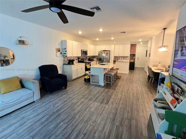 Building Photo - 4591 Hollister Ave