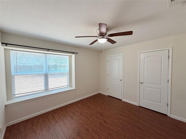 Building Photo - 1605 Parkwood Dr