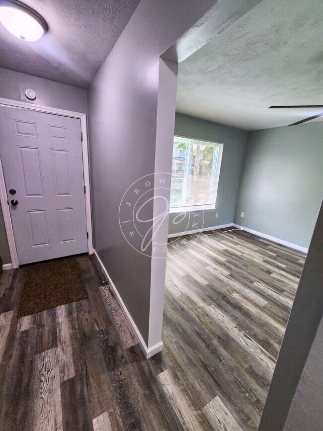 Building Photo - Fully updated like new inside! Central Air! Convenient location!