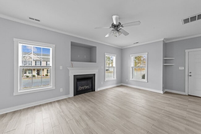 Building Photo - Gorgeous 3 Bedroom Home, with Updated Kitchen, LVP Floors, Fenced Yard, Premium Finishes, Pet Fri...