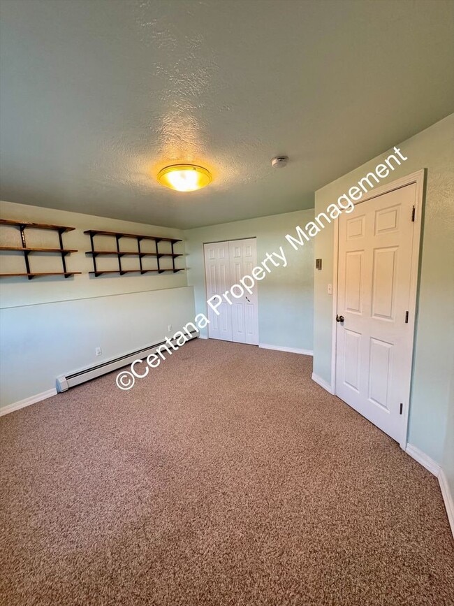 Building Photo - Beautiful home on the outskirts of town!