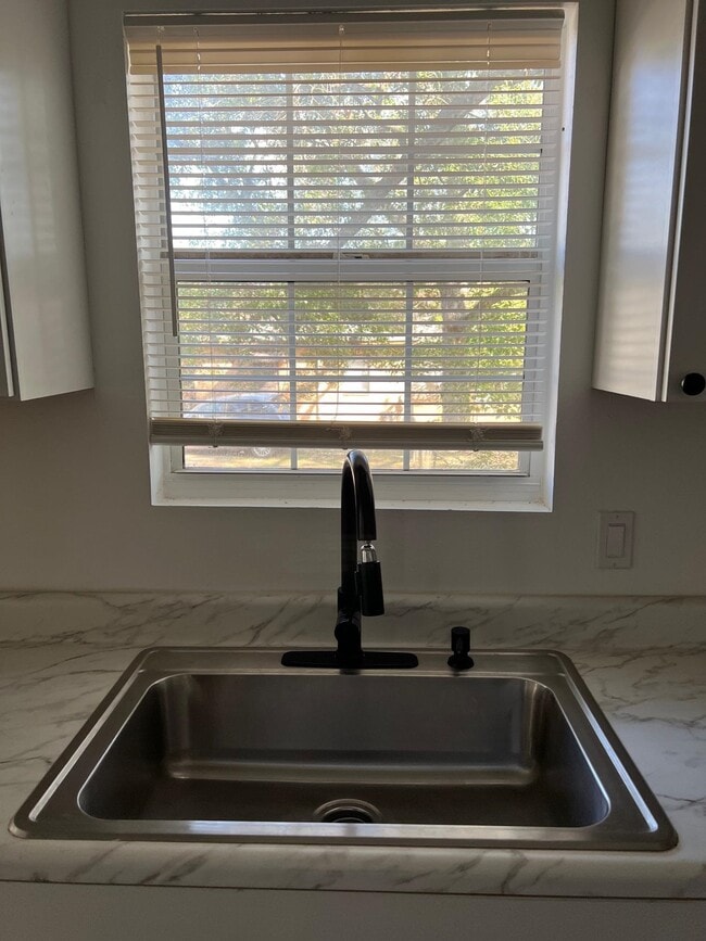 Building Photo - 677 W 5th Ave