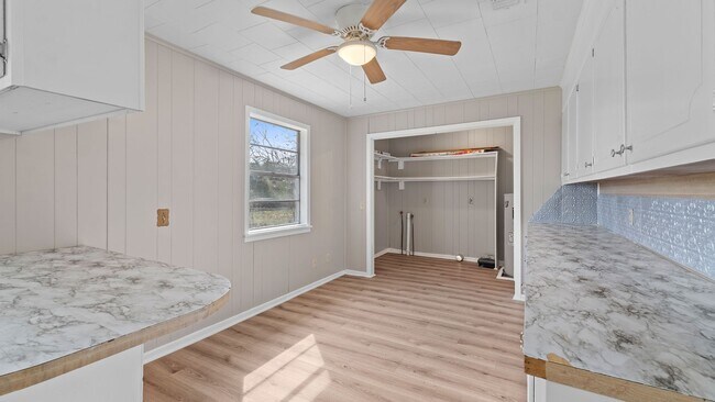 Building Photo - Cute home in New Boston