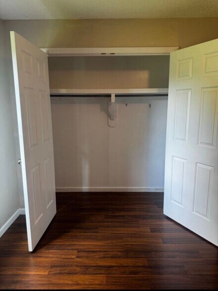 Building Photo - 806 Lois Ln