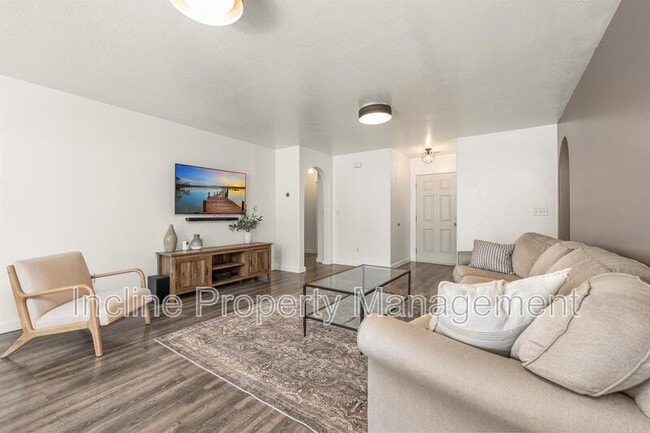 Building Photo - 702 Durham Dr