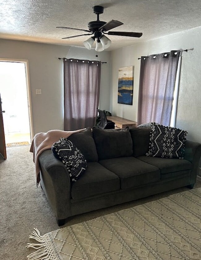 Building Photo - Charming 2 Bed, 1 Bath Home with Fenced Yard & Garage – Prime Location!