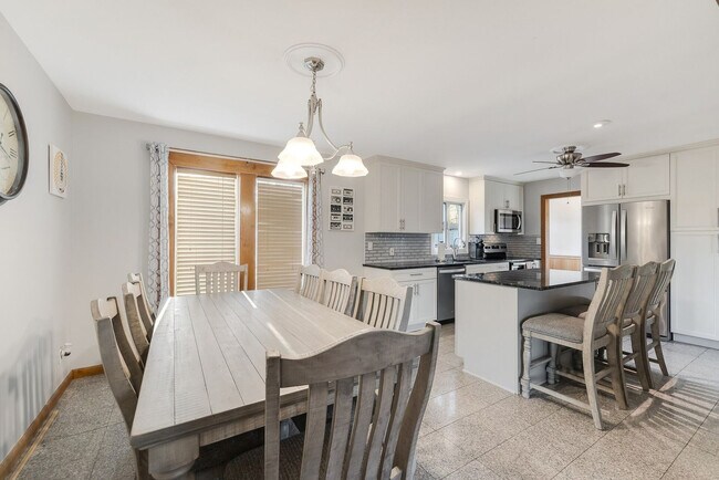 Building Photo - 119 Circle Dr