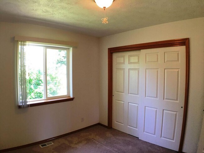 Building Photo - Broadmoore Estates!