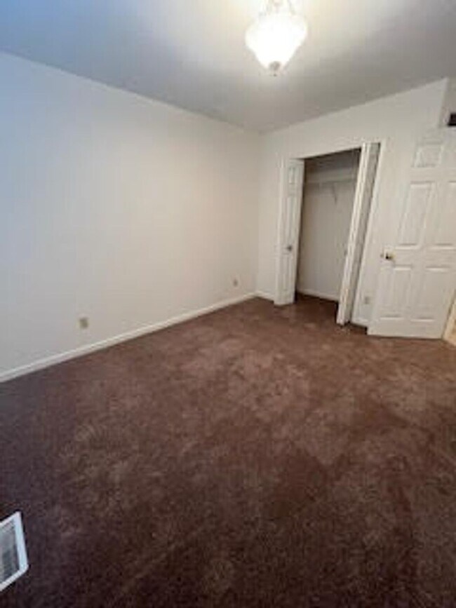 Building Photo - 487 Sparrow Way