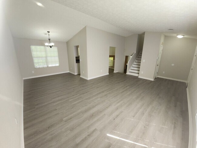 Building Photo - 3-Bedroom, 2.5-Bath Home in Desirable Lith...