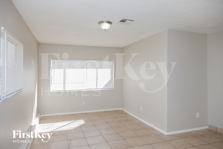 Building Photo - 5265 Saratoga Dr