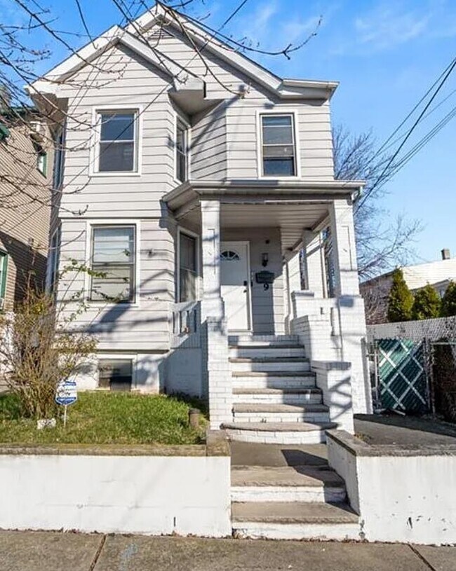 Building Photo - 9 W 51st St