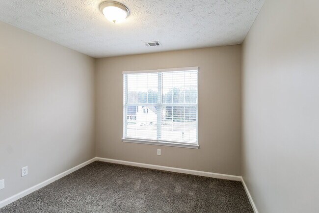 Building Photo - 105 Cypress Dr